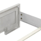 Letto con pannelli in legno bianco rustico