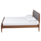 Letto con piattaforma in legno finitura noce e tessuto grigio, stile Mid-Century Modern