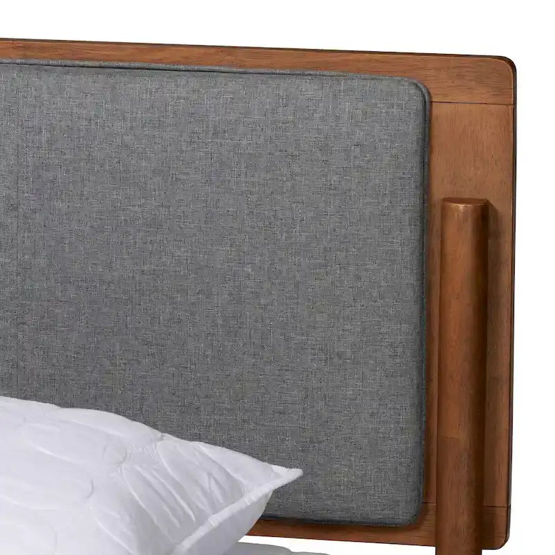 Letto con piattaforma in legno finitura noce e tessuto grigio, stile Mid-Century Modern