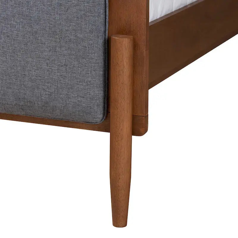 Letto con piattaforma in legno finitura noce e tessuto grigio, stile Mid-Century Modern