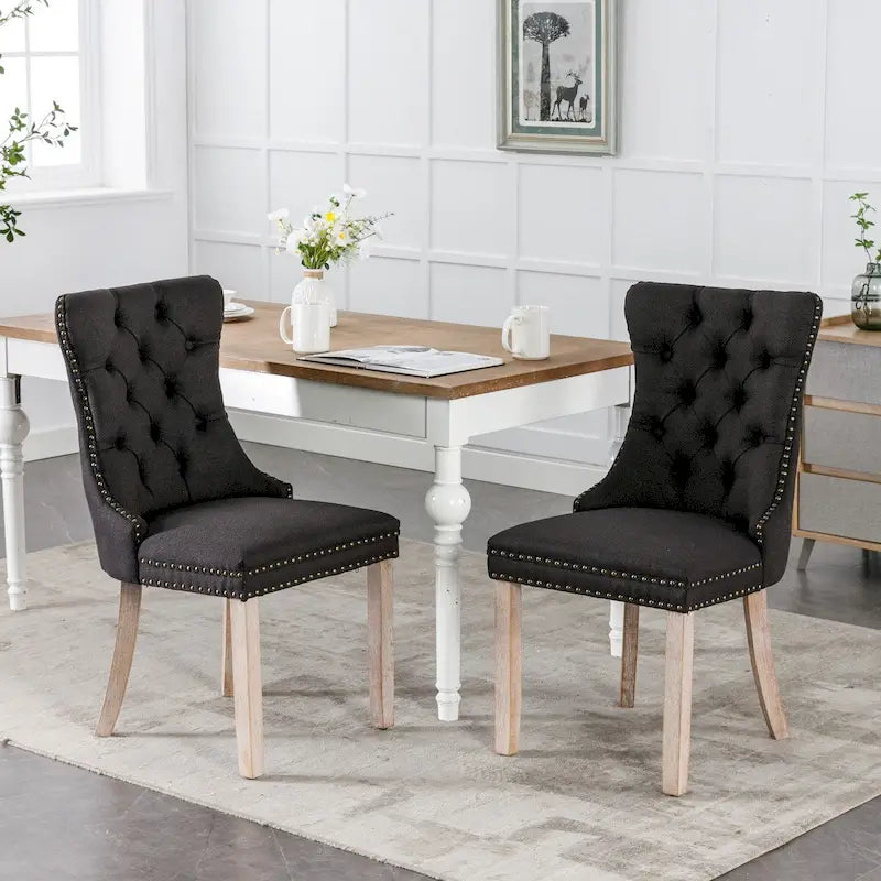 Sedia da pranzo di lusso imbottita in legno massello in lino contemporaneo con gambe in legno e borchie, set da 2 pezzi