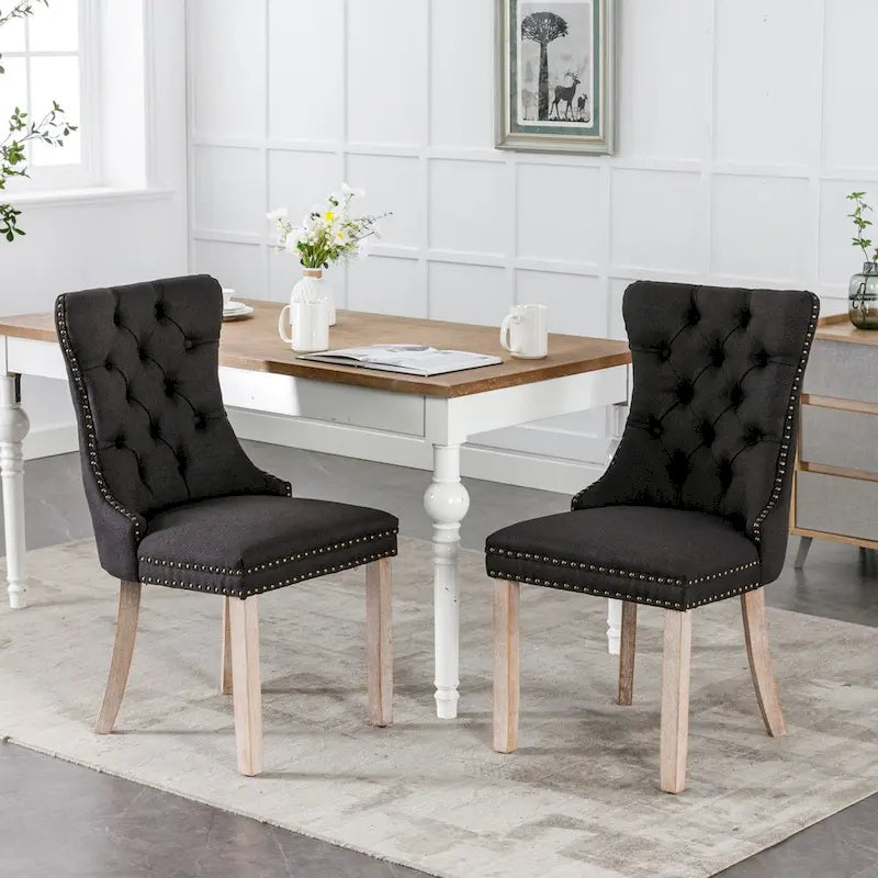 Sedia da pranzo di lusso imbottita in legno massello in lino contemporaneo con gambe in legno e borchie, set da 2 pezzi