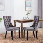 Set da 2 sedie da pranzo contemporanee di lusso con schienale capitonné, struttura in legno massello, rivestimento in velluto e gambe in legno con borchie decorative, colore Oro