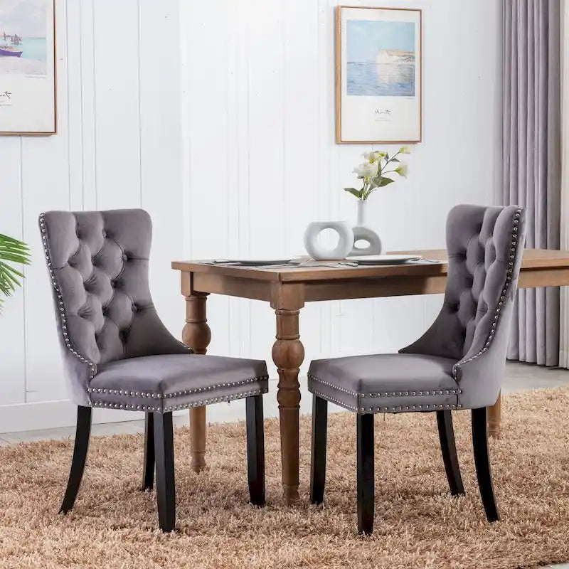 Set da 2 sedie da pranzo contemporanee di lusso con schienale capitonné, struttura in legno massello, rivestimento in velluto e gambe in legno con borchie decorative, colore Oro