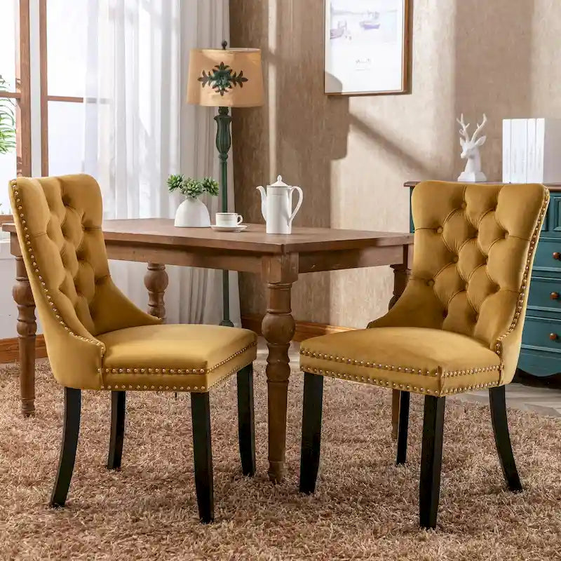 Set da 2 sedie da pranzo contemporanee di lusso con schienale capitonné, struttura in legno massello, rivestimento in velluto e gambe in legno con borchie decorative, colore Oro