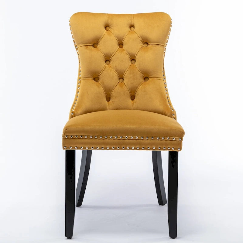 Set da 2 sedie da pranzo contemporanee di lusso con schienale capitonné, struttura in legno massello, rivestimento in velluto e gambe in legno con borchie decorative, colore Oro