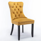 Set da 2 sedie da pranzo contemporanee di lusso con schienale capitonné, struttura in legno massello, rivestimento in velluto e gambe in legno con borchie decorative, colore Oro