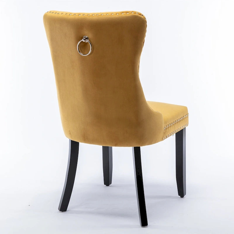 Set da 2 sedie da pranzo contemporanee di lusso con schienale capitonné, struttura in legno massello, rivestimento in velluto e gambe in legno con borchie decorative, colore Oro