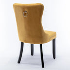 Set da 2 sedie da pranzo contemporanee di lusso con schienale capitonné, struttura in legno massello, rivestimento in velluto e gambe in legno con borchie decorative, colore Oro