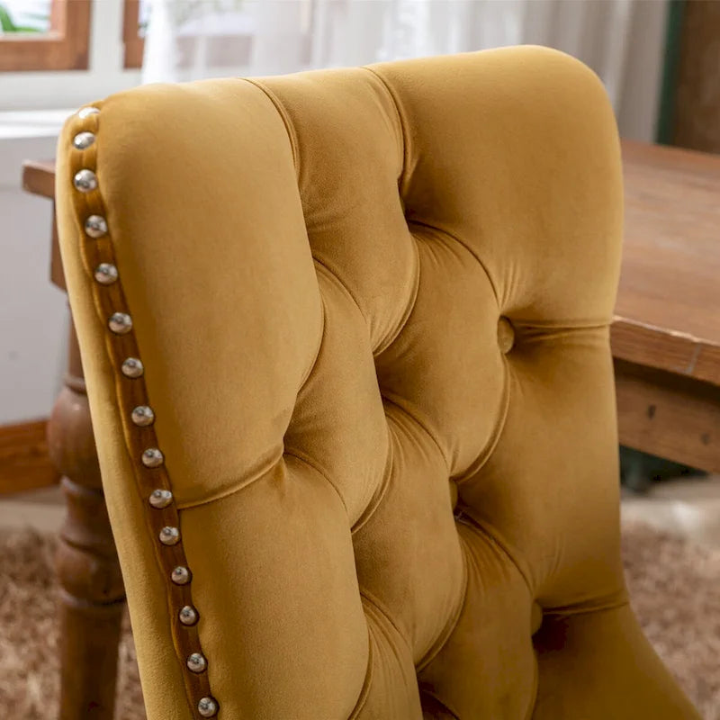 Set da 2 sedie da pranzo contemporanee di lusso con schienale capitonné, struttura in legno massello, rivestimento in velluto e gambe in legno con borchie decorative, colore Oro