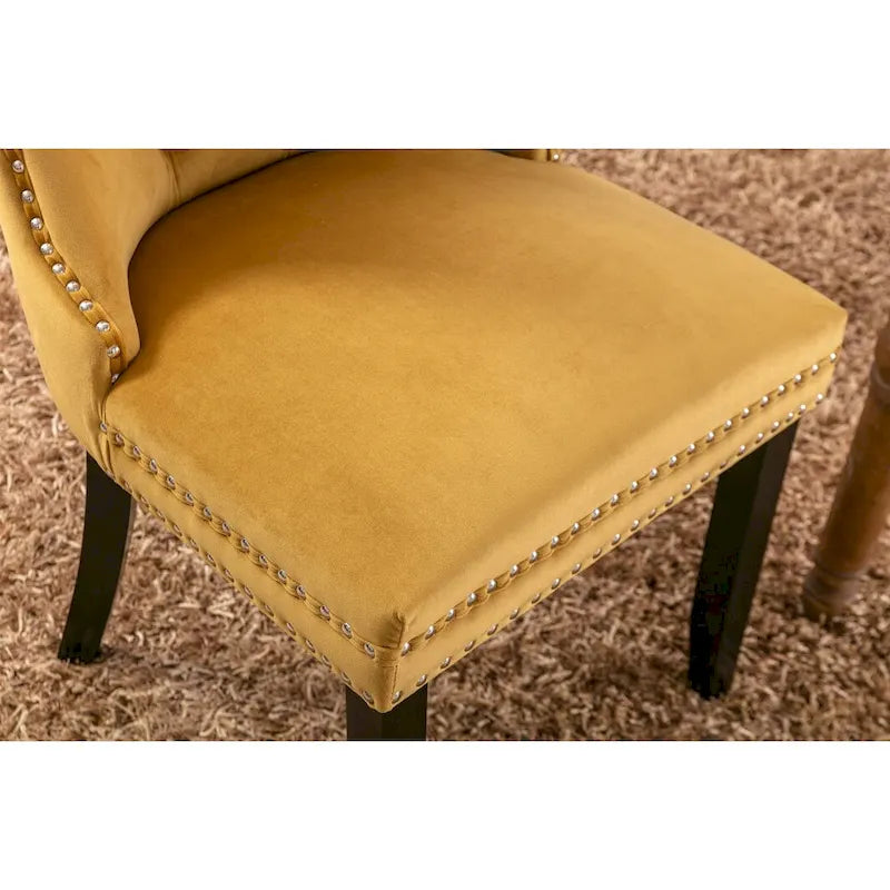 Set da 2 sedie da pranzo contemporanee di lusso con schienale capitonné, struttura in legno massello, rivestimento in velluto e gambe in legno con borchie decorative, colore Oro