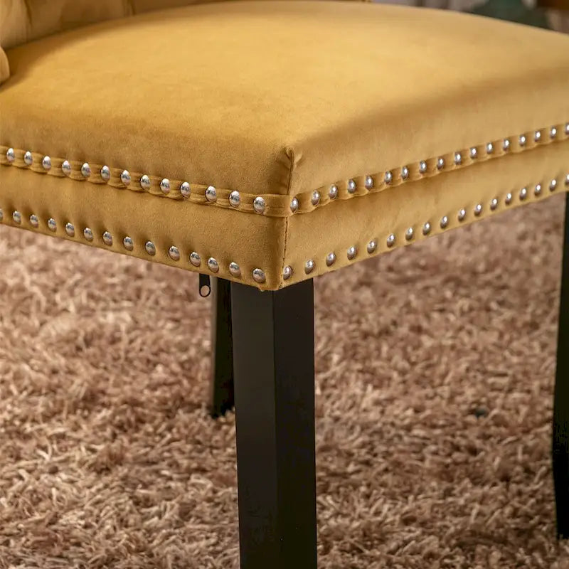 Set da 2 sedie da pranzo contemporanee di lusso con schienale capitonné, struttura in legno massello, rivestimento in velluto e gambe in legno con borchie decorative, colore Oro