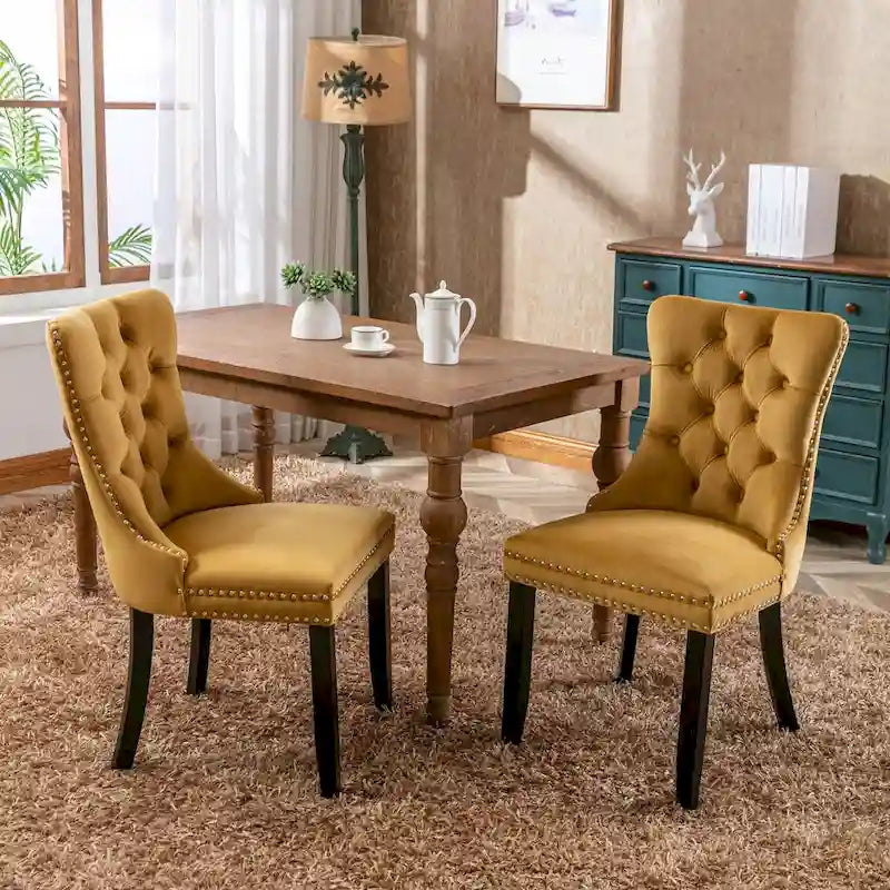 Set da 2 sedie da pranzo contemporanee di lusso con schienale capitonné, struttura in legno massello, rivestimento in velluto e gambe in legno con borchie decorative, colore Oro