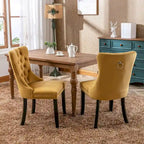 Set da 2 sedie da pranzo contemporanee di lusso con schienale capitonné, struttura in legno massello, rivestimento in velluto e gambe in legno con borchie decorative, colore Oro