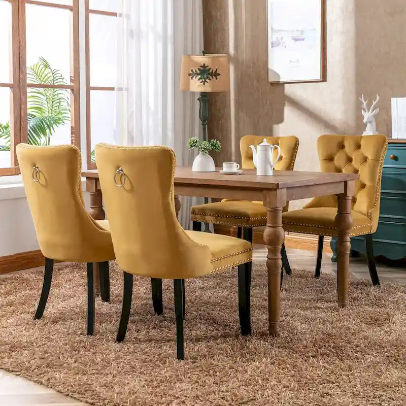 Set da 2 sedie da pranzo contemporanee di lusso con schienale capitonné, struttura in legno massello, rivestimento in velluto e gambe in legno con borchie decorative, colore Oro