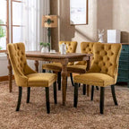 Set da 2 sedie da pranzo contemporanee di lusso con schienale capitonné, struttura in legno massello, rivestimento in velluto e gambe in legno con borchie decorative, colore Oro