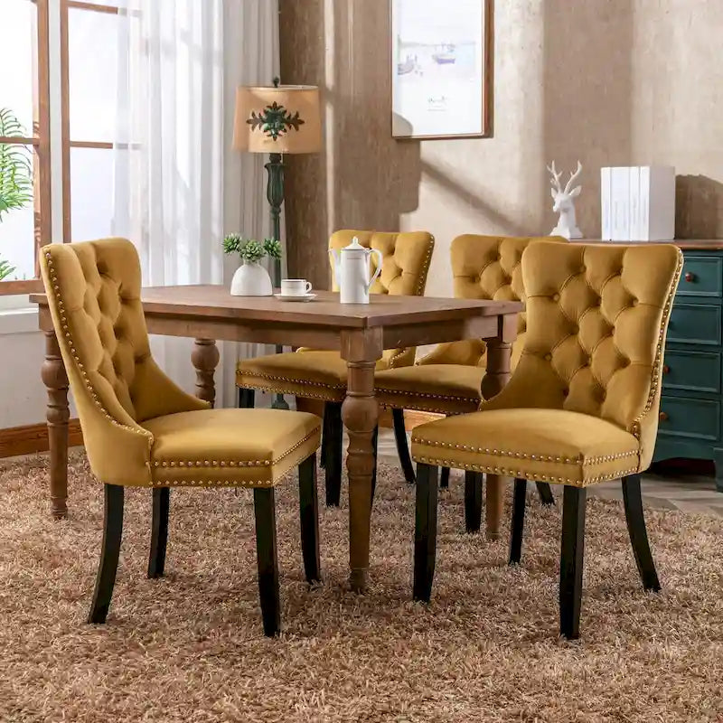 Set da 2 sedie da pranzo contemporanee di lusso con schienale capitonné, struttura in legno massello, rivestimento in velluto e gambe in legno con borchie decorative, colore Oro