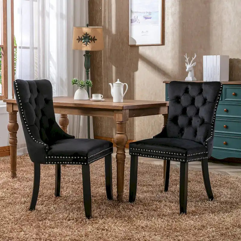 Set da 2 sedie da pranzo contemporanee di lusso con schienale capitonné, struttura in legno massello, rivestimento in velluto e gambe in legno con borchie decorative, colore Oro