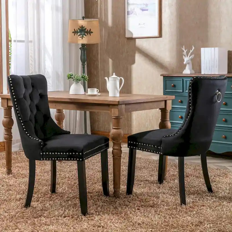 Set da 2 sedie da pranzo contemporanee di lusso con schienale capitonné, struttura in legno massello, rivestimento in velluto e gambe in legno con borchie decorative, colore Oro