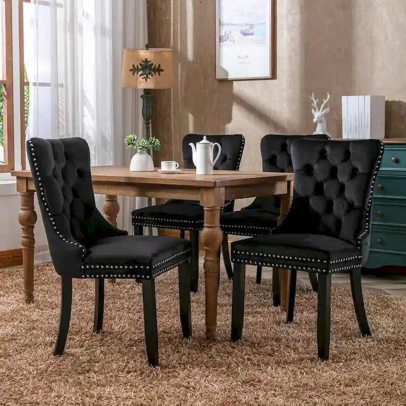 Set da 2 sedie da pranzo contemporanee di lusso con schienale capitonné, struttura in legno massello, rivestimento in velluto e gambe in legno con borchie decorative, colore Oro