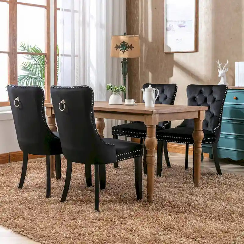 Set da 2 sedie da pranzo contemporanee di lusso con schienale capitonné, struttura in legno massello, rivestimento in velluto e gambe in legno con borchie decorative, colore Oro