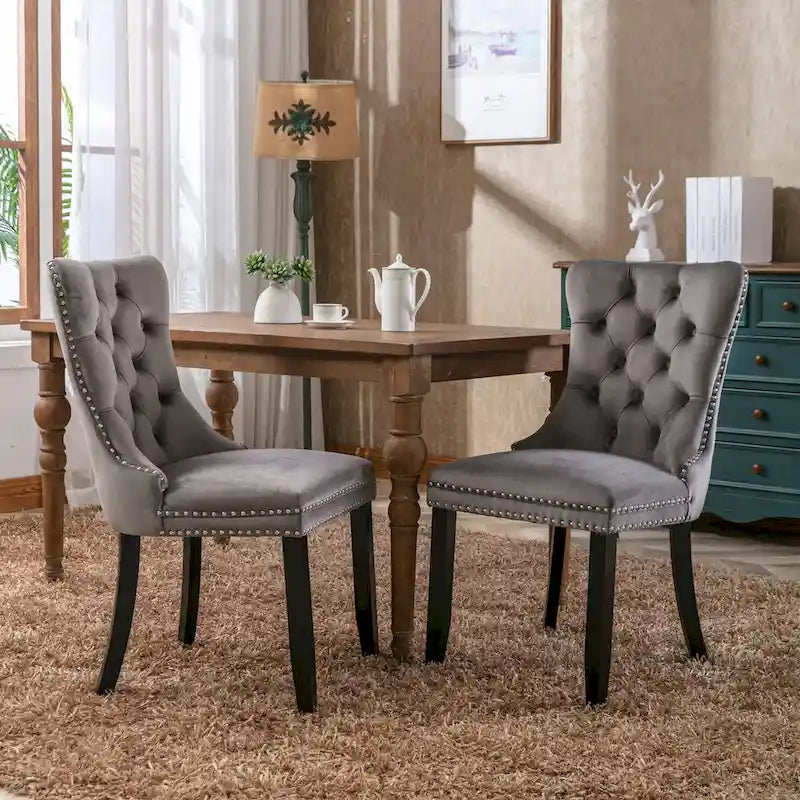 Set da 2 sedie da pranzo contemporanee di lusso con schienale capitonné, struttura in legno massello, rivestimento in velluto e gambe in legno con borchie decorative, colore Oro
