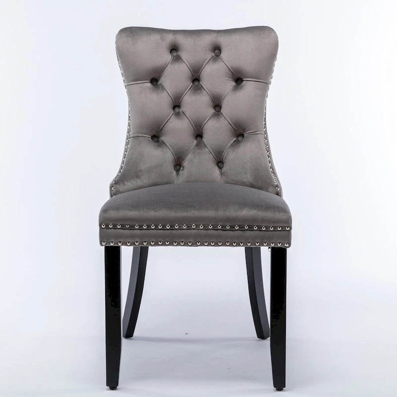 Set da 2 sedie da pranzo contemporanee di lusso con schienale capitonné, struttura in legno massello, rivestimento in velluto e gambe in legno con borchie decorative, colore Oro