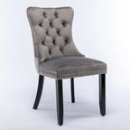 Set da 2 sedie da pranzo contemporanee di lusso con schienale capitonné, struttura in legno massello, rivestimento in velluto e gambe in legno con borchie decorative, colore Oro
