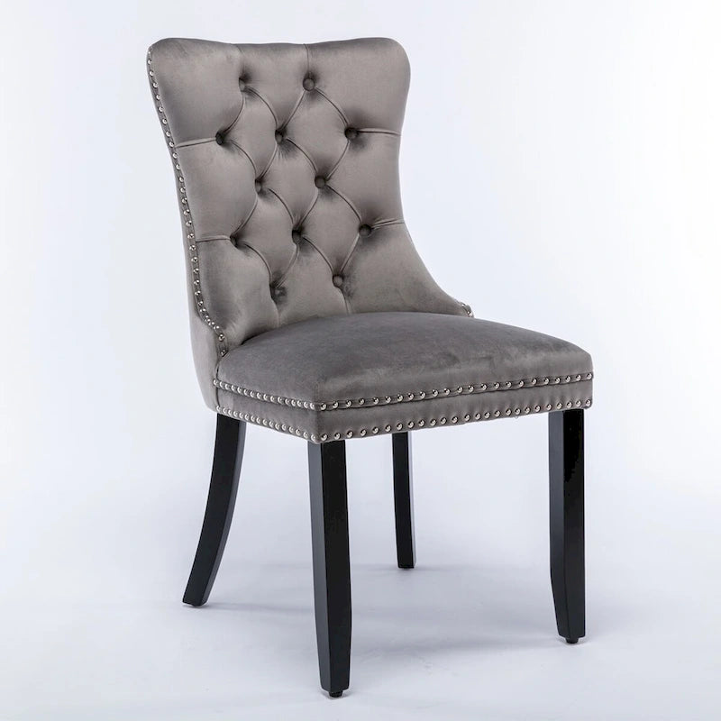 Set da 2 sedie da pranzo contemporanee di lusso con schienale capitonné, struttura in legno massello, rivestimento in velluto e gambe in legno con borchie decorative, colore Oro