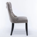 Set da 2 sedie da pranzo contemporanee di lusso con schienale capitonné, struttura in legno massello, rivestimento in velluto e gambe in legno con borchie decorative, colore Oro