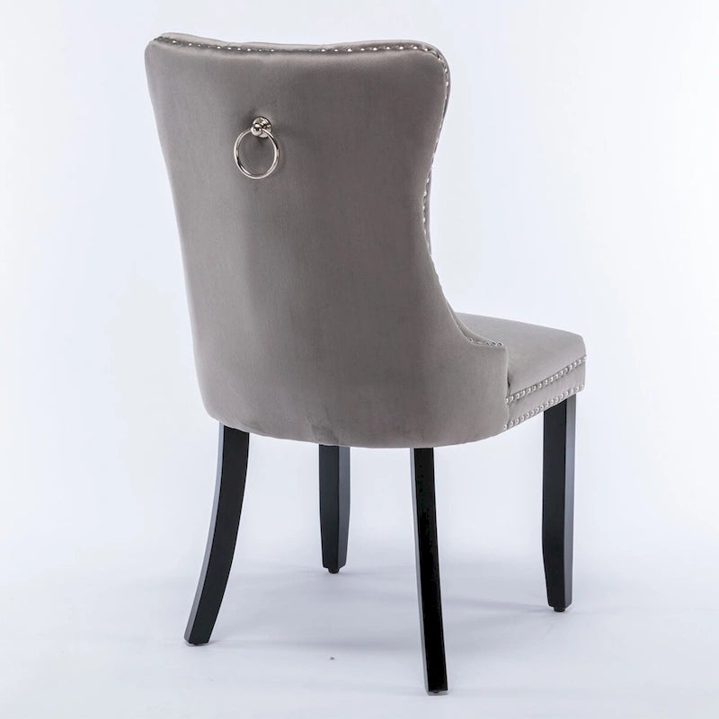 Set da 2 sedie da pranzo contemporanee di lusso con schienale capitonné, struttura in legno massello, rivestimento in velluto e gambe in legno con borchie decorative, colore Oro