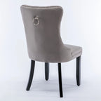 Set da 2 sedie da pranzo contemporanee di lusso con schienale capitonné, struttura in legno massello, rivestimento in velluto e gambe in legno con borchie decorative, colore Oro