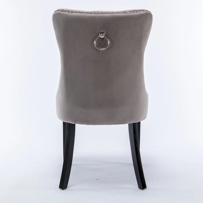 Set da 2 sedie da pranzo contemporanee di lusso con schienale capitonné, struttura in legno massello, rivestimento in velluto e gambe in legno con borchie decorative, colore Oro