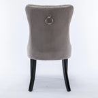 Set da 2 sedie da pranzo contemporanee di lusso con schienale capitonné, struttura in legno massello, rivestimento in velluto e gambe in legno con borchie decorative, colore Oro